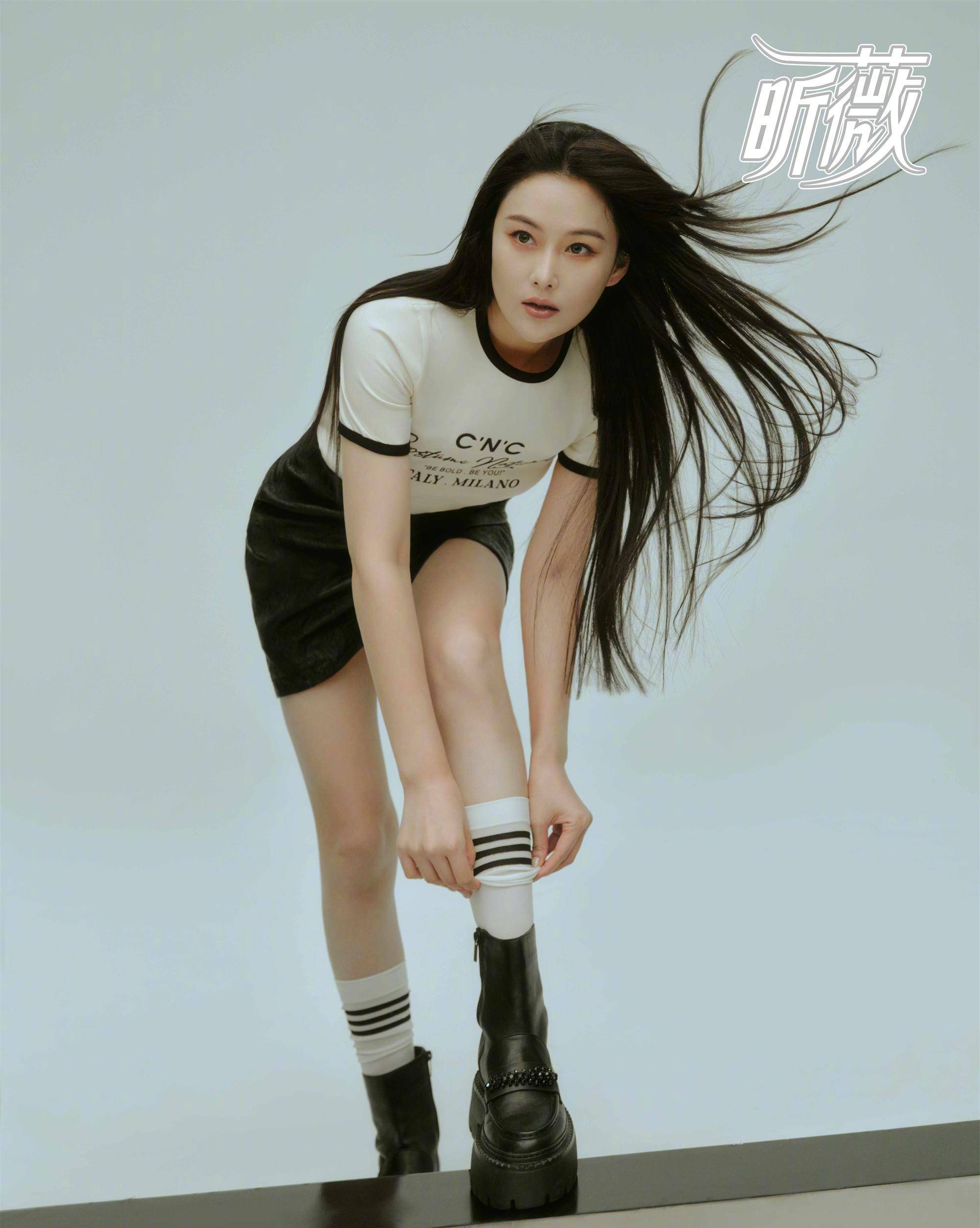 张馨予《昕薇》封面,穿抹胸下身失踪身材火辣,太美了_黑色_时尚_西装