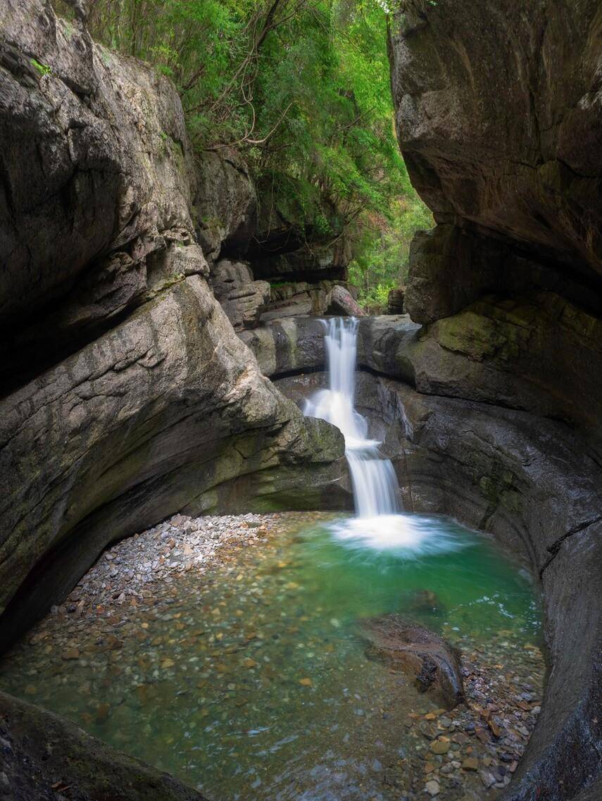 这里山势雄奇俊美,星罗棋布的湖泊,怪石嶙峋,还有裸露在外的暗黑尖峰