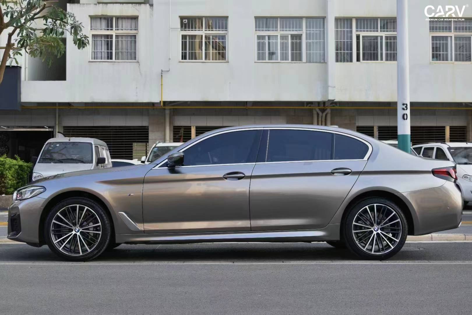 宝马530li卡孚改色膜白金液态金属银,隐藏不住的奢华_搜狐汽车_搜狐网