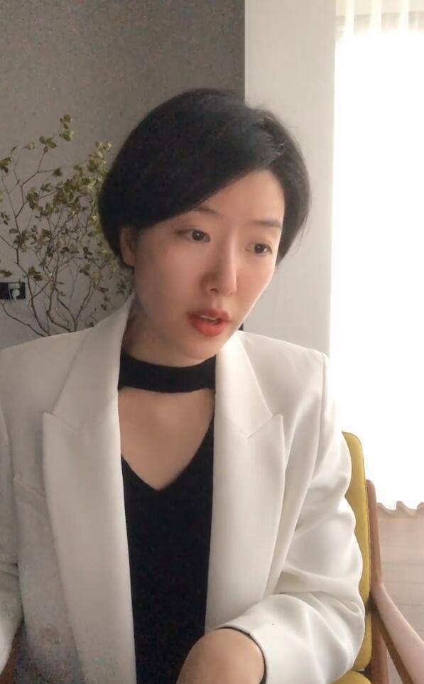 李亚鹏表白小19岁女友,前任放声高歌心情好,刚和男友隔空秀恩爱_susie