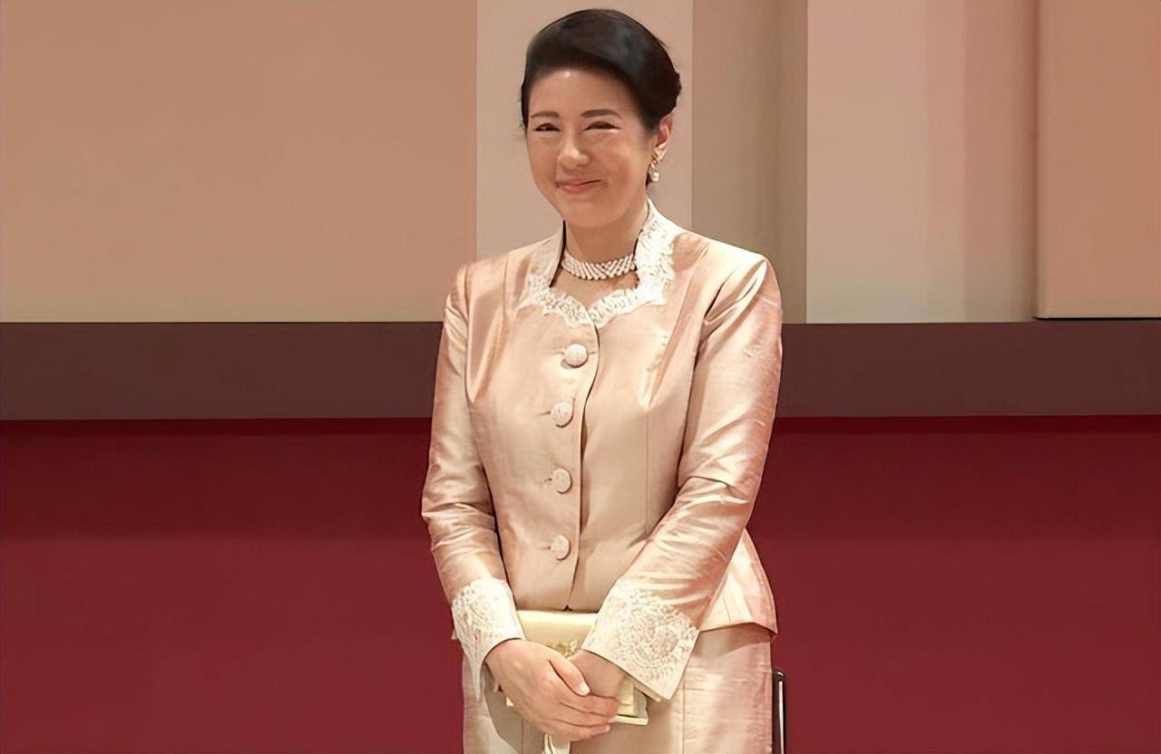 日本雅子皇后闪耀颁奖礼!这身蕾丝粉裙太惊艳了,终于不穿职业装_造型_