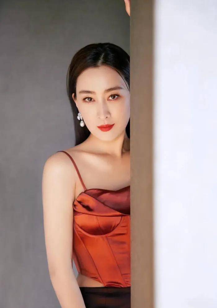 马苏穿上吊带裙迷倒众人,众多粉丝们纷纷为她点赞_活动_品牌_气质