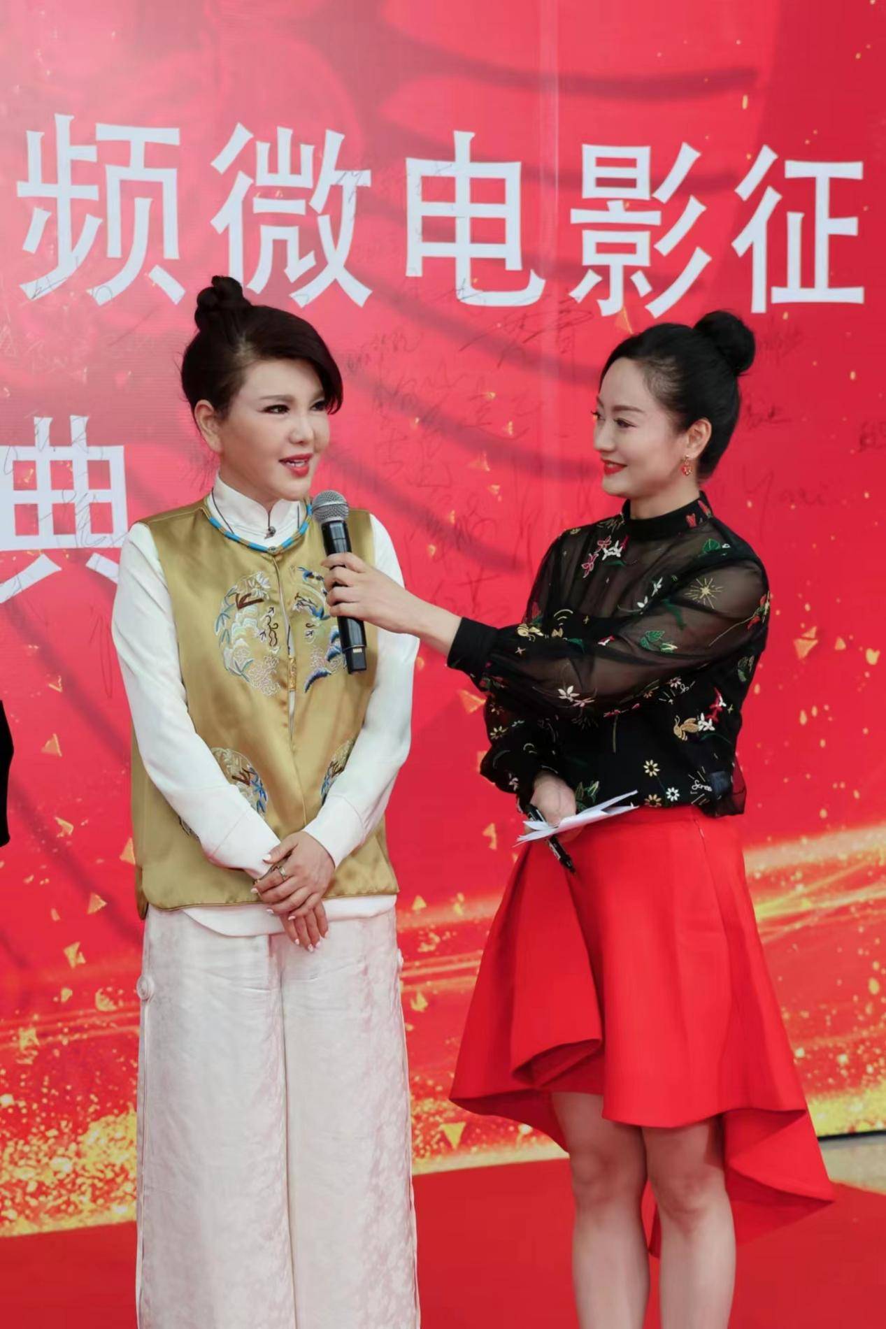 当天,乌兰图雅与演员胡彩虹一起走上红毯,一身洁白服饰配上具有蒙古族