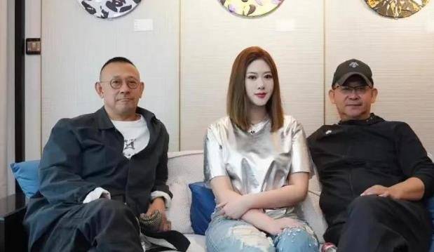 姜文和姜武兄弟情深,携手助阵侄女画展,大佬现身皮肤白到发光_姜可欣
