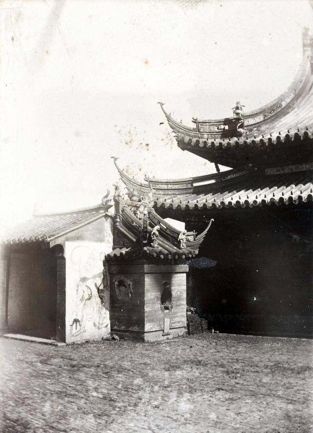 joss house, yangpu district, shanghai1900年上海市楊浦區燒紙屋