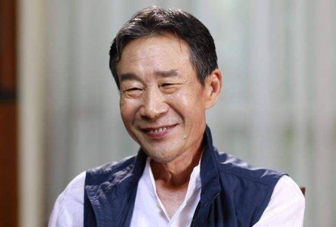 67岁李雪健接受采访说话吃力!