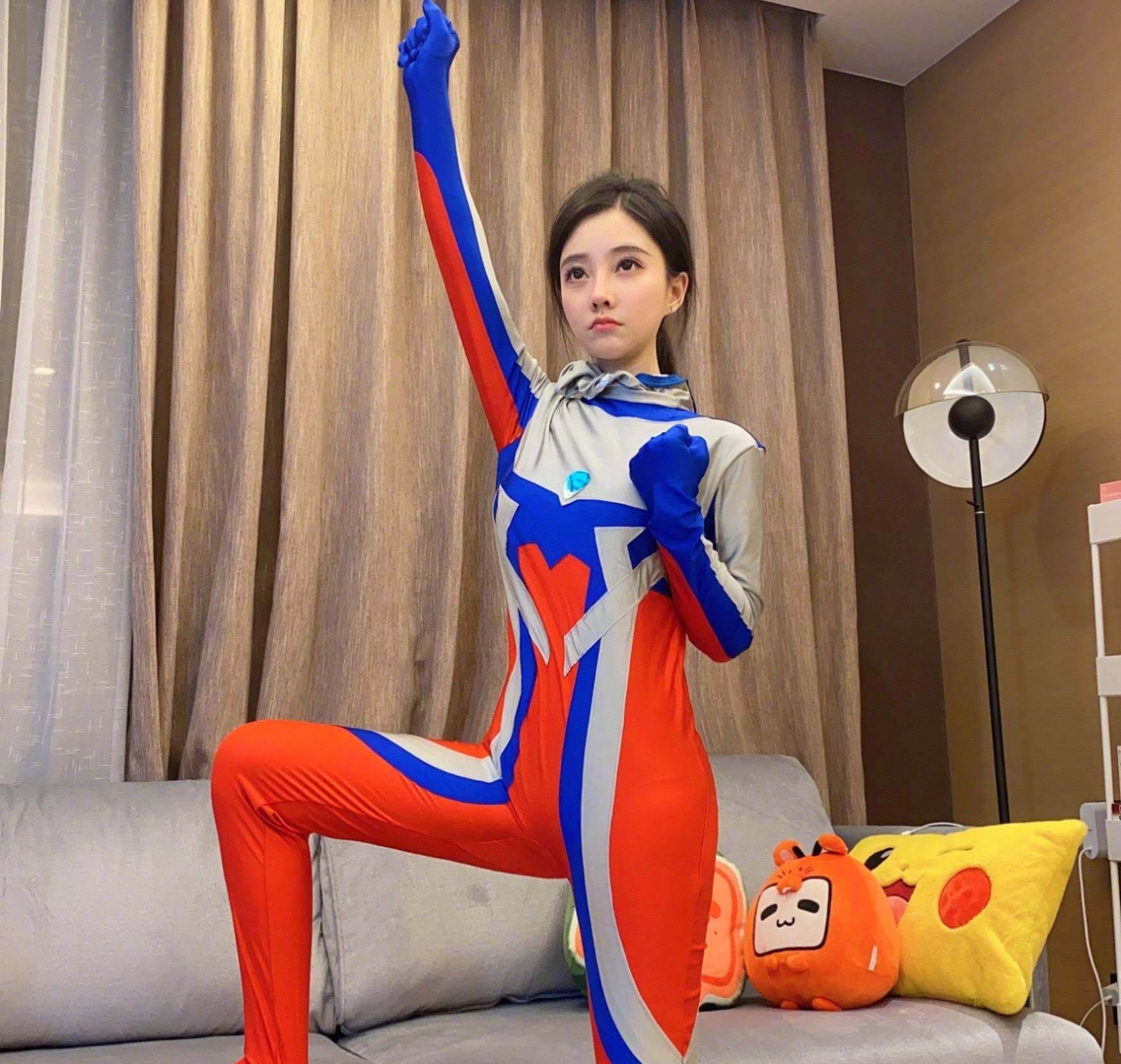 "冯提莫"cos奥特曼,穿不穿裤袜,那真的不是_衣服_网友_感觉