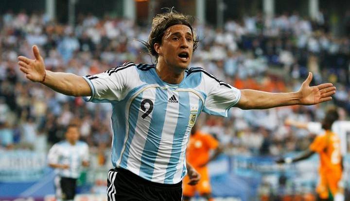 克雷斯波:放倒梅西次数越多,梅西就会越多站起来面对你_大叔_气质