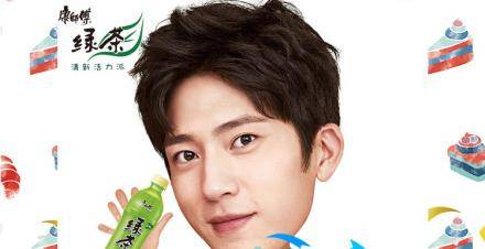 有一次在她生日那天,她的父亲知道她喜欢井柏然,父亲便悄悄地把井柏然