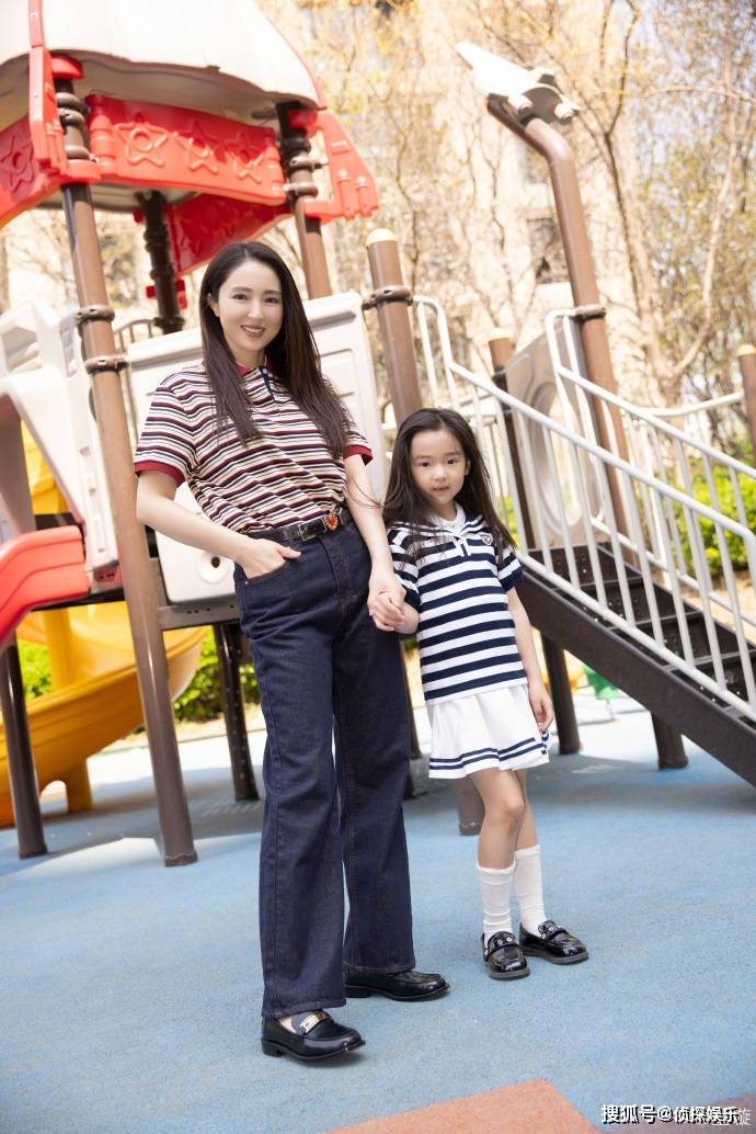 董璇晒母女亲子装合照,6岁小酒窝身高出挑,长相似翻版高云翔_女儿