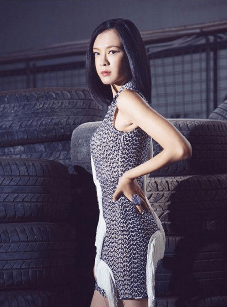 著名主持人李艾:嫁给自己经纪人,婚后一直分房睡,连楼层都不同_发展