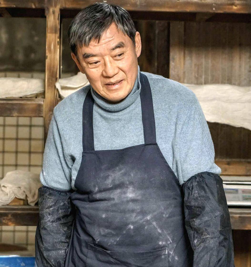 68岁李立群晒近照,满脸皱纹胡子拉碴,大别墅内景罕曝光非常豪华_视频