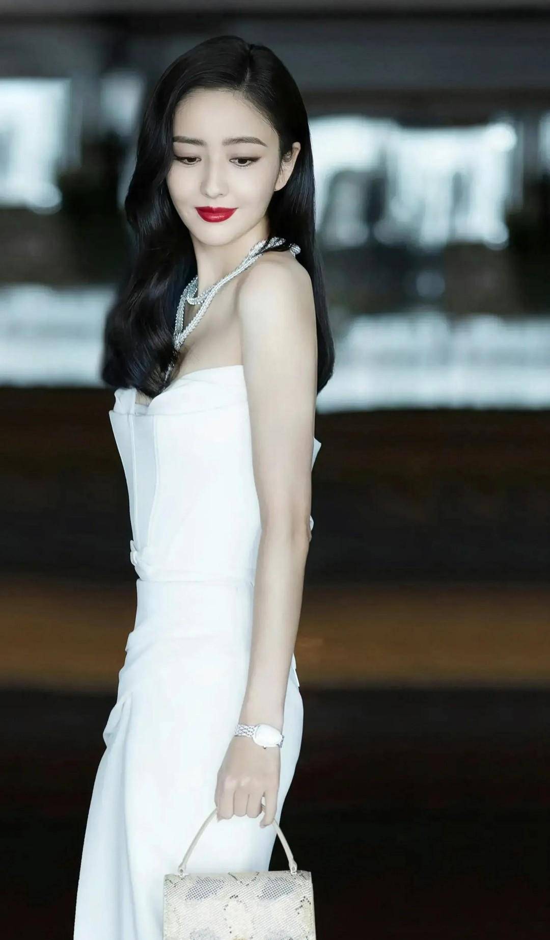 气质美女佟丽娅时尚写真:优雅高贵,艳丽动人