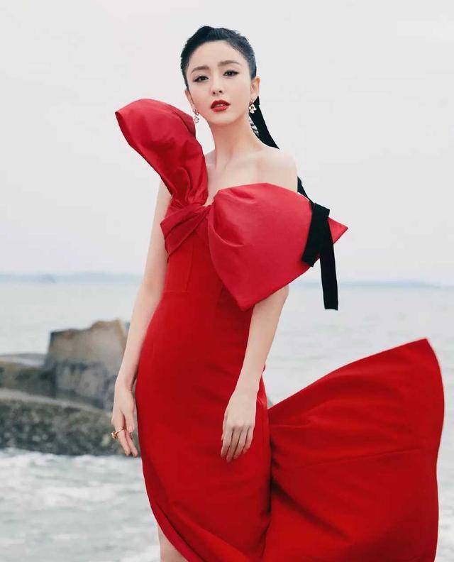 佟丽娅成功追星刘德华,大红蝴蝶袖礼服高雅大气,女神秒变小迷妹_的