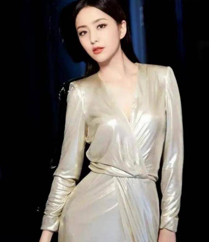 佟丽娅离婚后更圆润,真空只穿无痕裙,真怕兜不住_裙子_身材_大气