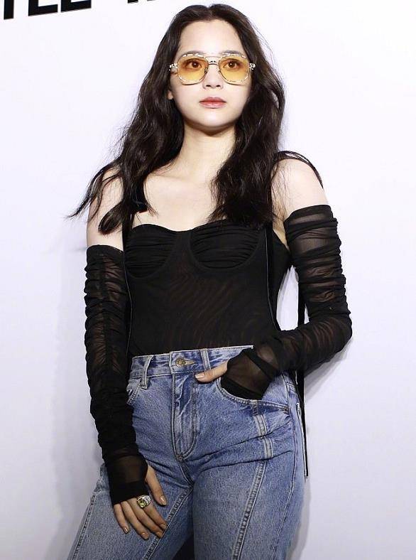 欧阳娜娜"发福"胖了一大圈,勉强穿牛仔裤十分勒肉,难怪不准路人拍生图