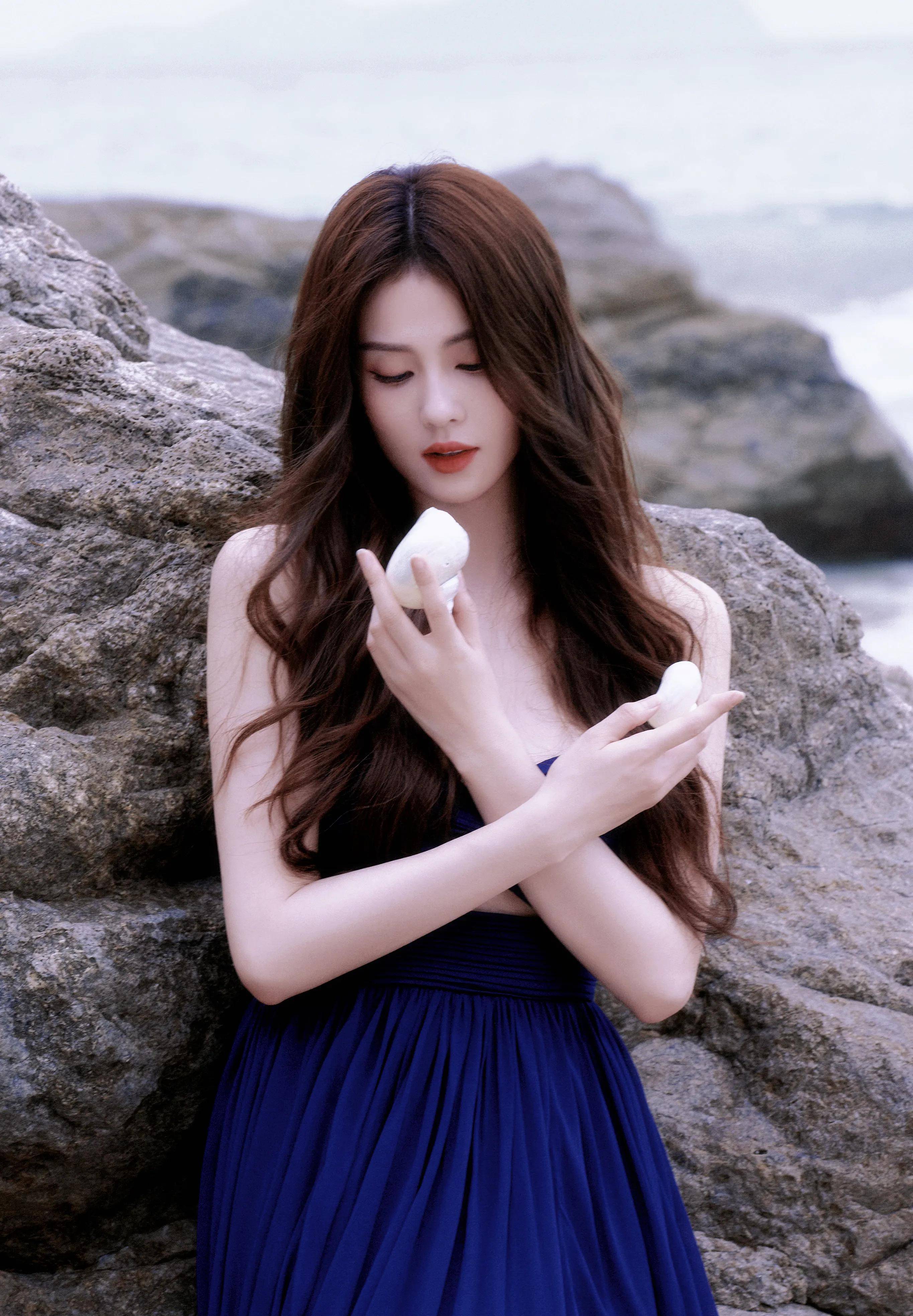 白鹿穿蓝色抹胸长裙好美好辣,海边拍照优雅又靓丽_白露_人鱼_女儿