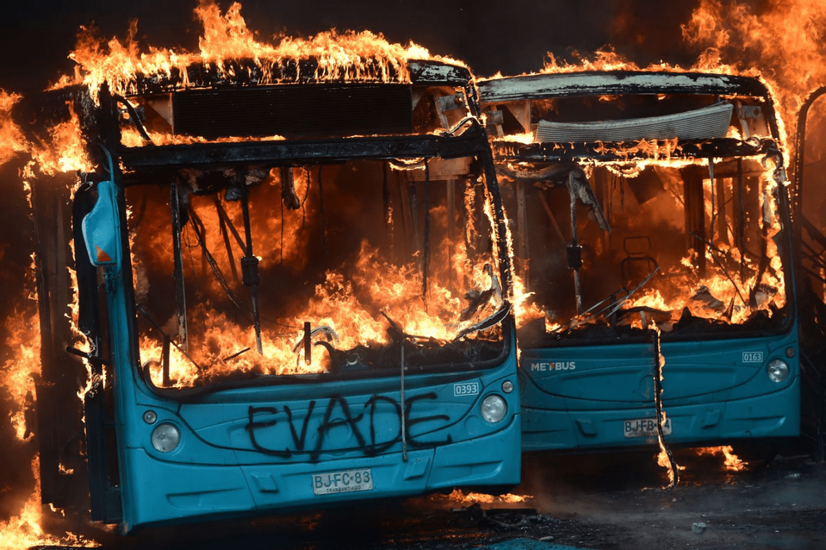 因為地鐵票漲了三毛錢,智利人乾脆連公交車也燒了智利的情況在拉美