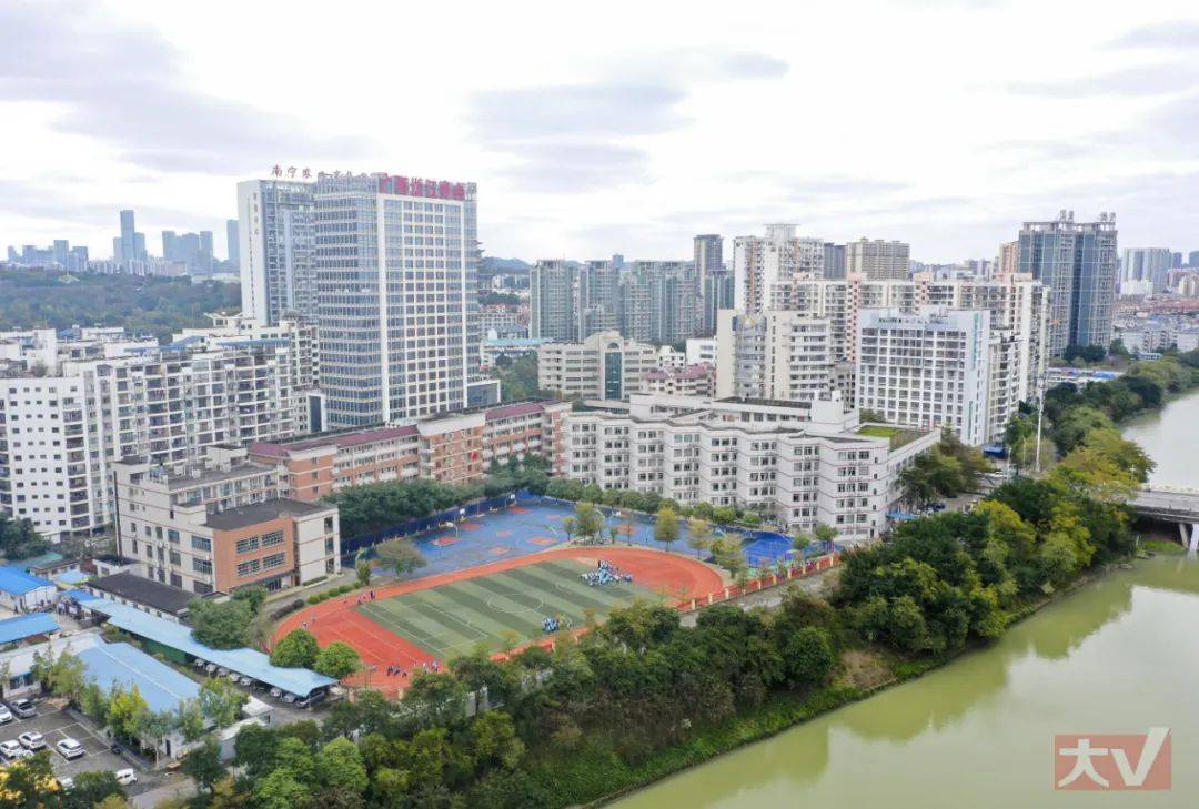 南宁市三美学校是1996年经南宁市人民政府批准创办,位于南宁市锦春路