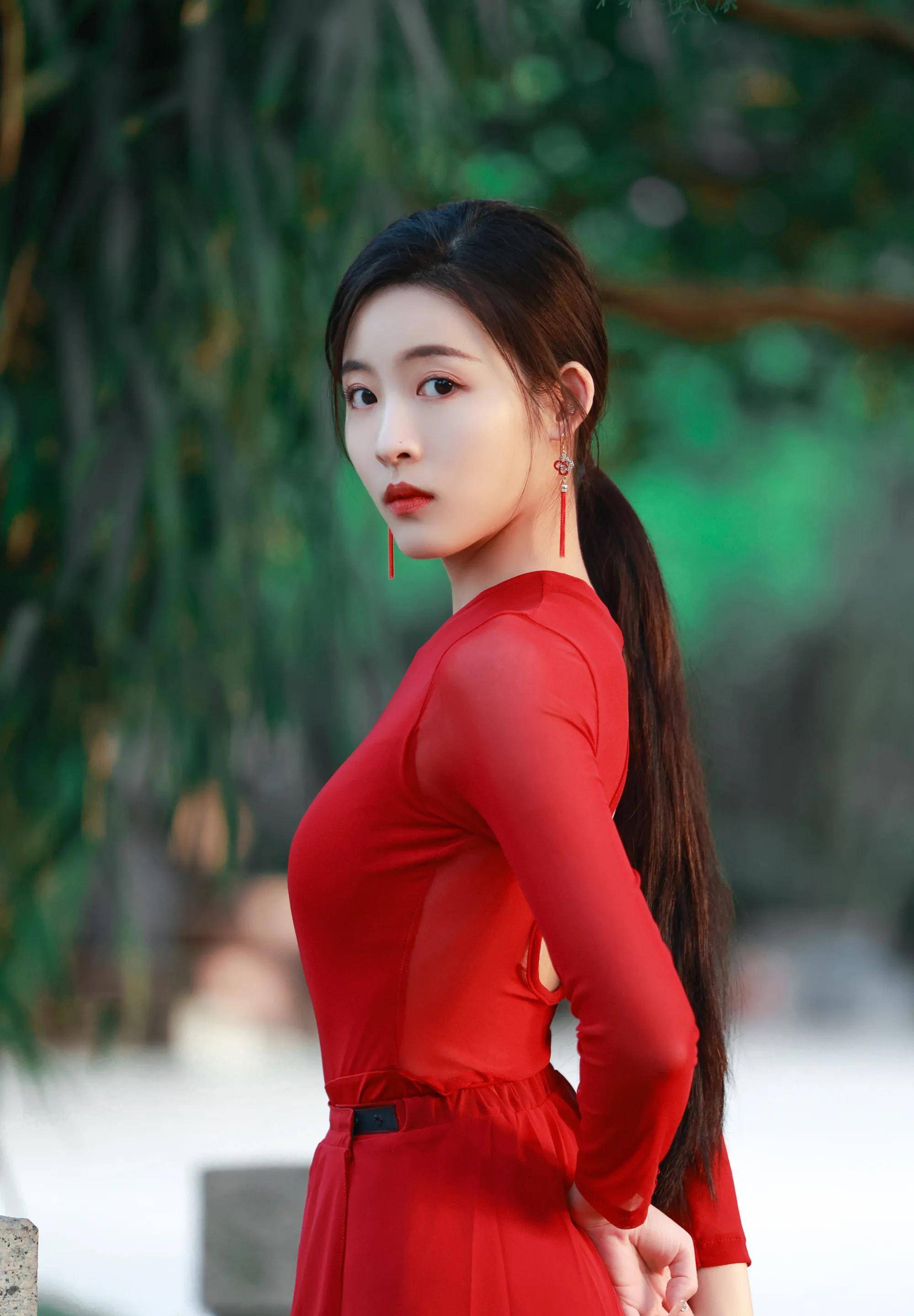 孙芮晒美照,穿绿色抹胸裙秀美背清新又美艳,红裙热烈又妩媚_红色_照片