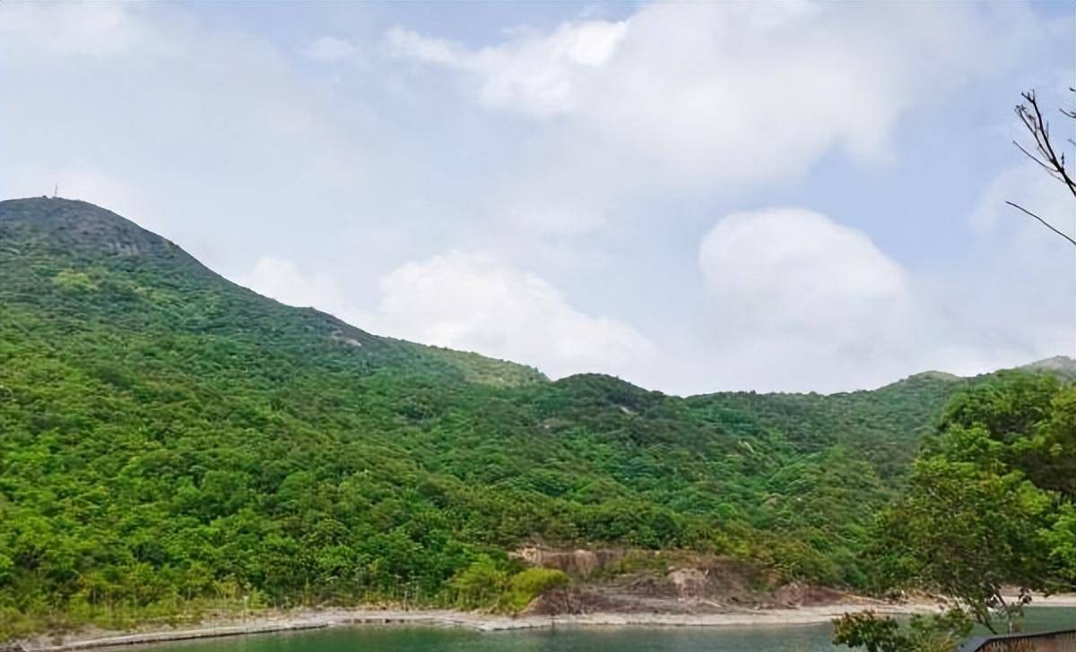 最后,当你攀登到山顶时,你会看到整个梅沙景象,包括大小梅沙海滩和三