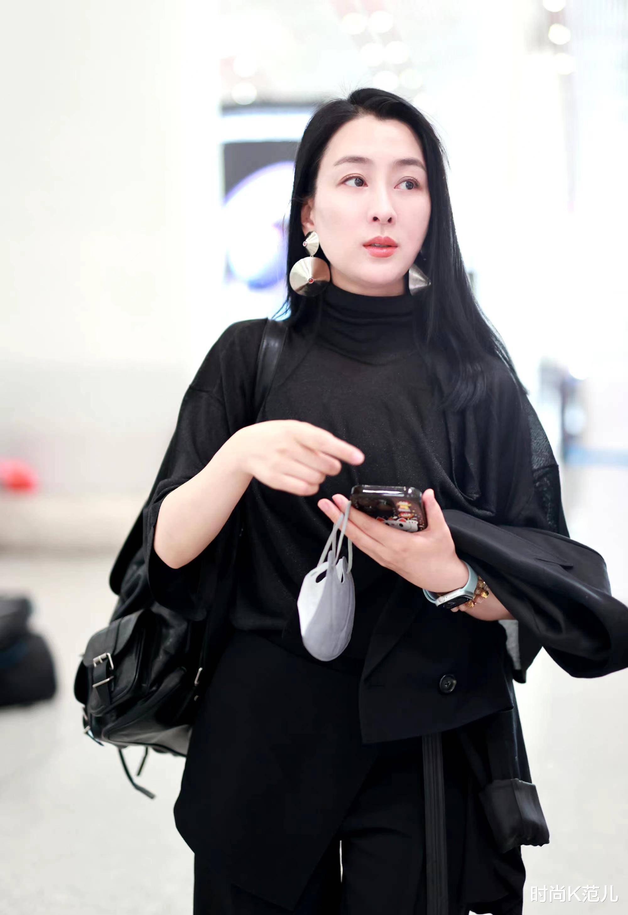 马苏现身机场,all black装扮又美又飒,42岁了气质真好!