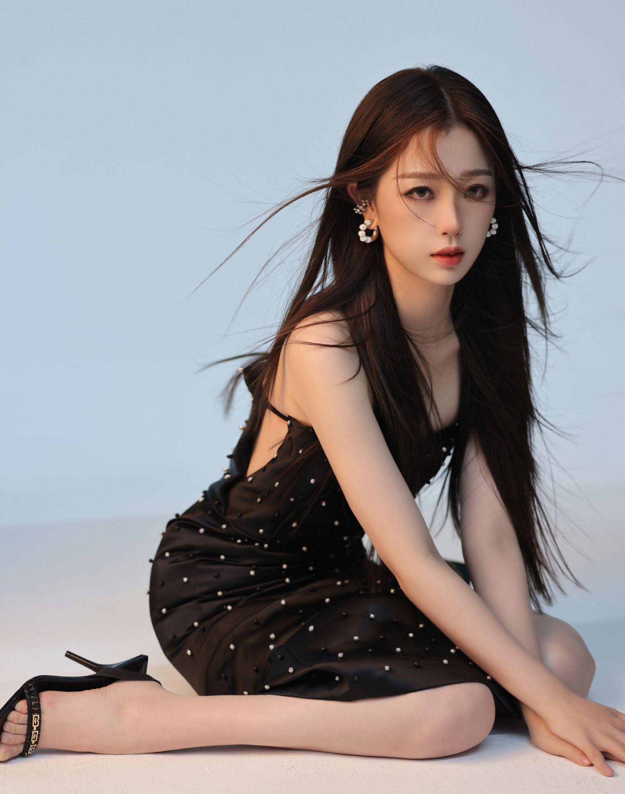 穿抹胸裙好清冷,长发飘飘眼神很撩人_写真_风格_气质