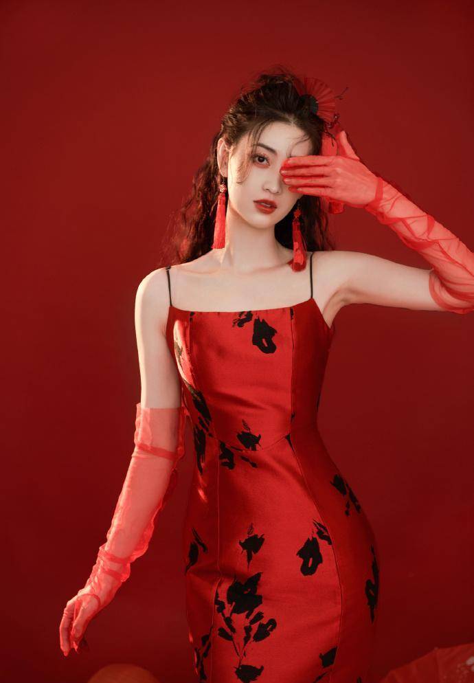 国际超模谭乔尹新年大片,抹胸长裙与国风配搭,凸显新年红火气氛_照片