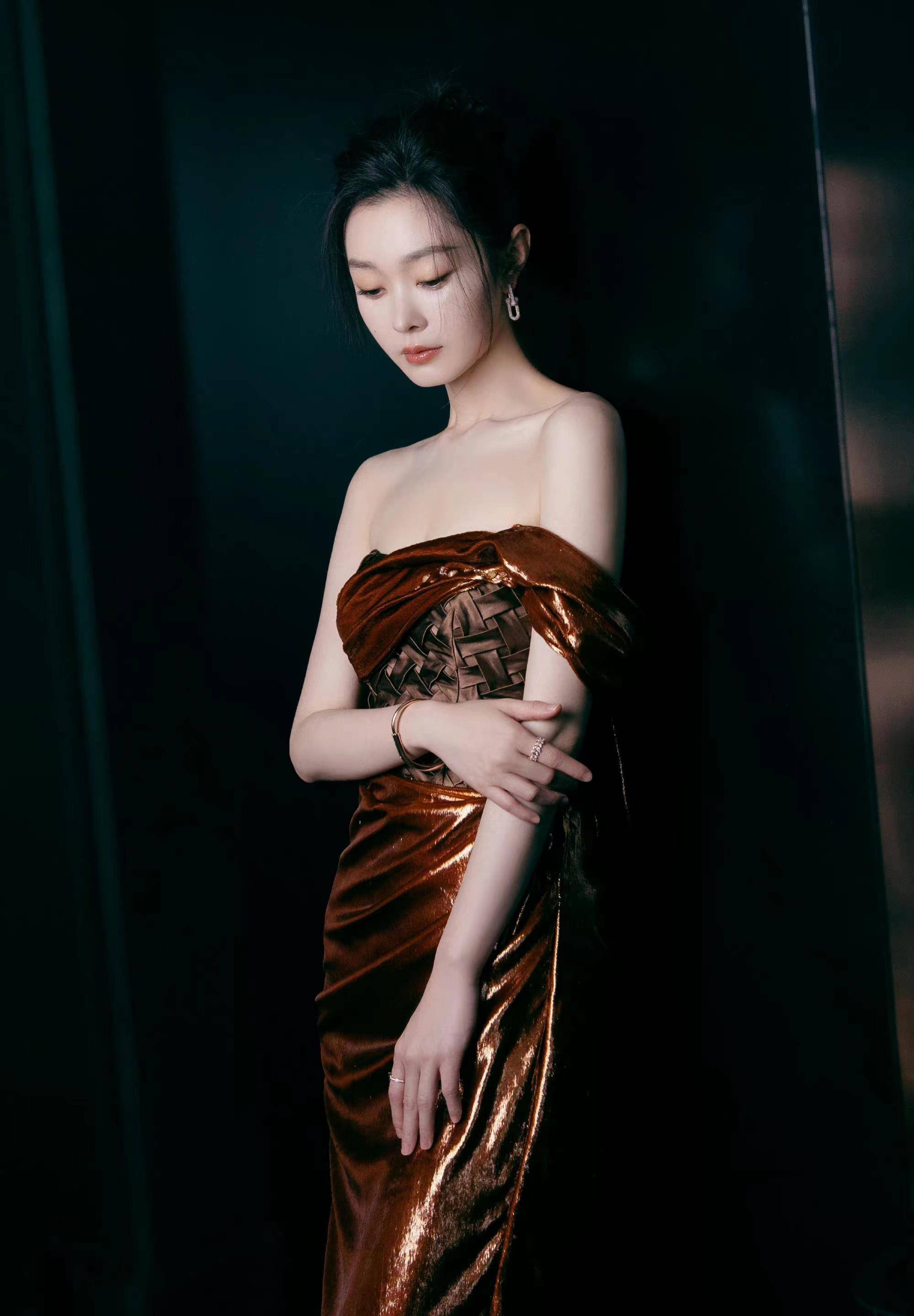 宋轶新造型美出圈,一袭鎏金抹胸长裙,优雅又惊艳_风格_气质_皮肤