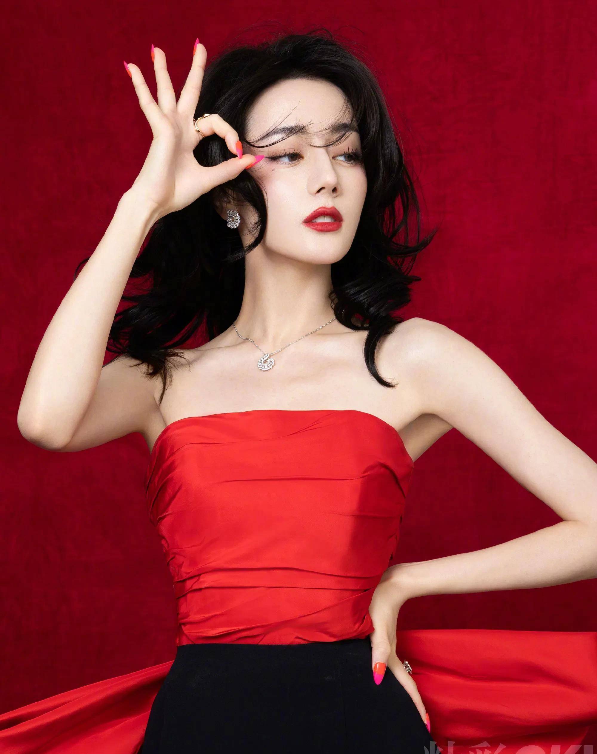 迪丽热巴《精彩ok》封面大片,红裙烈焰,美神降临_美颜_连衣裙_红唇