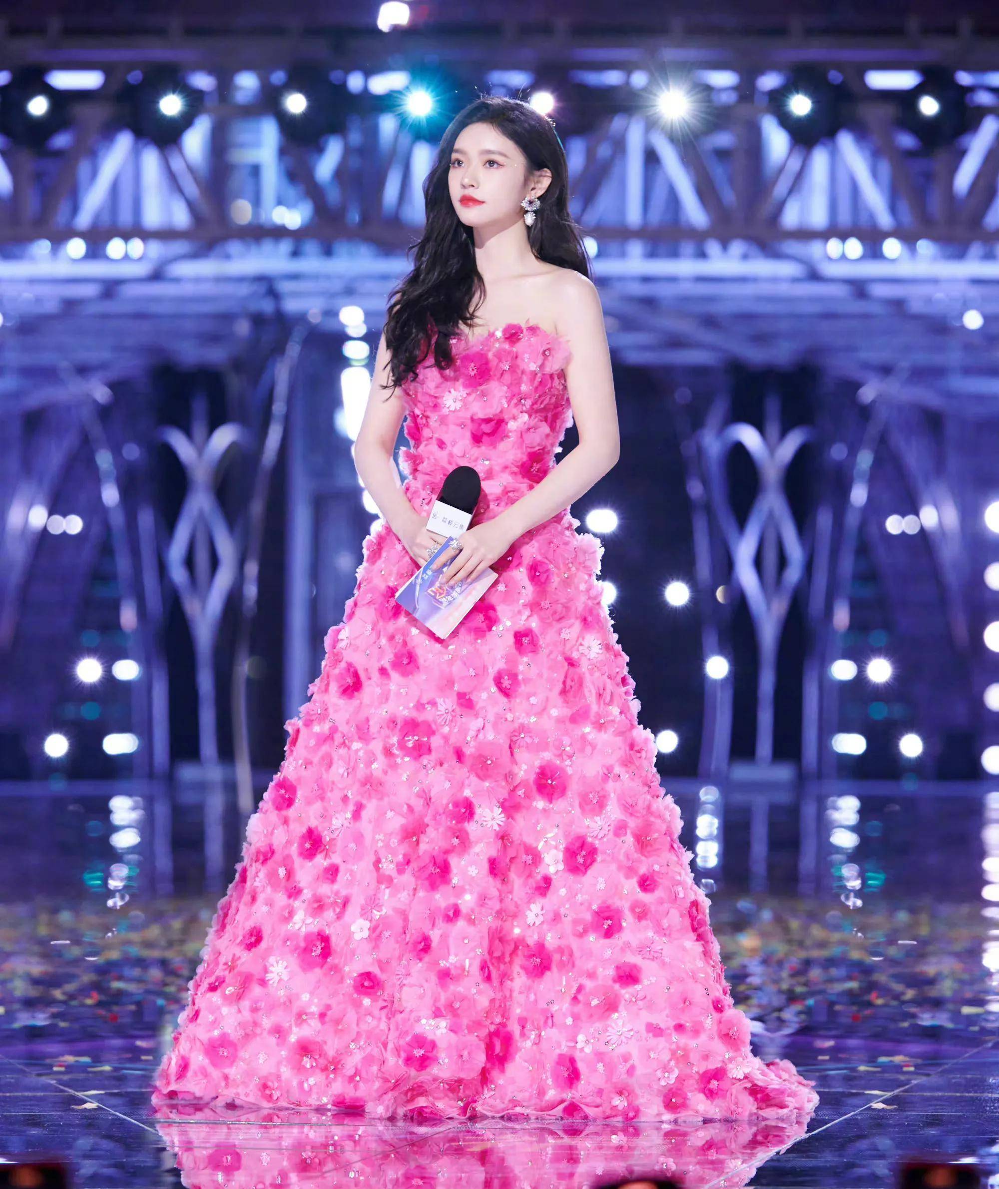 林允穿粉色抹胸花瓣裙露香肩锁骨,艳丽妖娆,梨涡浅笑,甜美灵动_冰霜