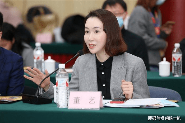 央视著名主持董艺:从河南郑州走出的美女主持人,为何53岁仍未婚?