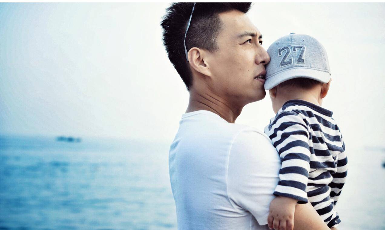 李佳晒母子仨人温馨合照,6岁靳小爷忙赶作业,4岁二爷开心逗天鹅_靳东