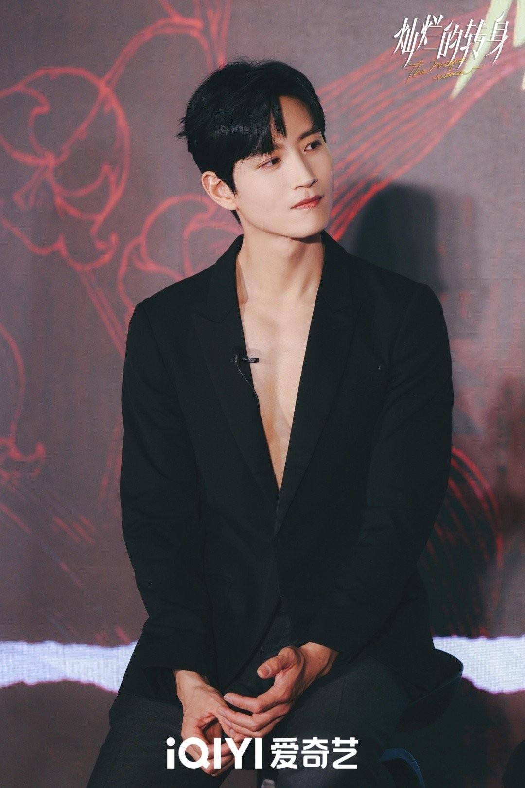 张峻宁和秦岚的对手戏里,张峻宁的洗澡画面以及出浴照的巧克力腹肌,馋