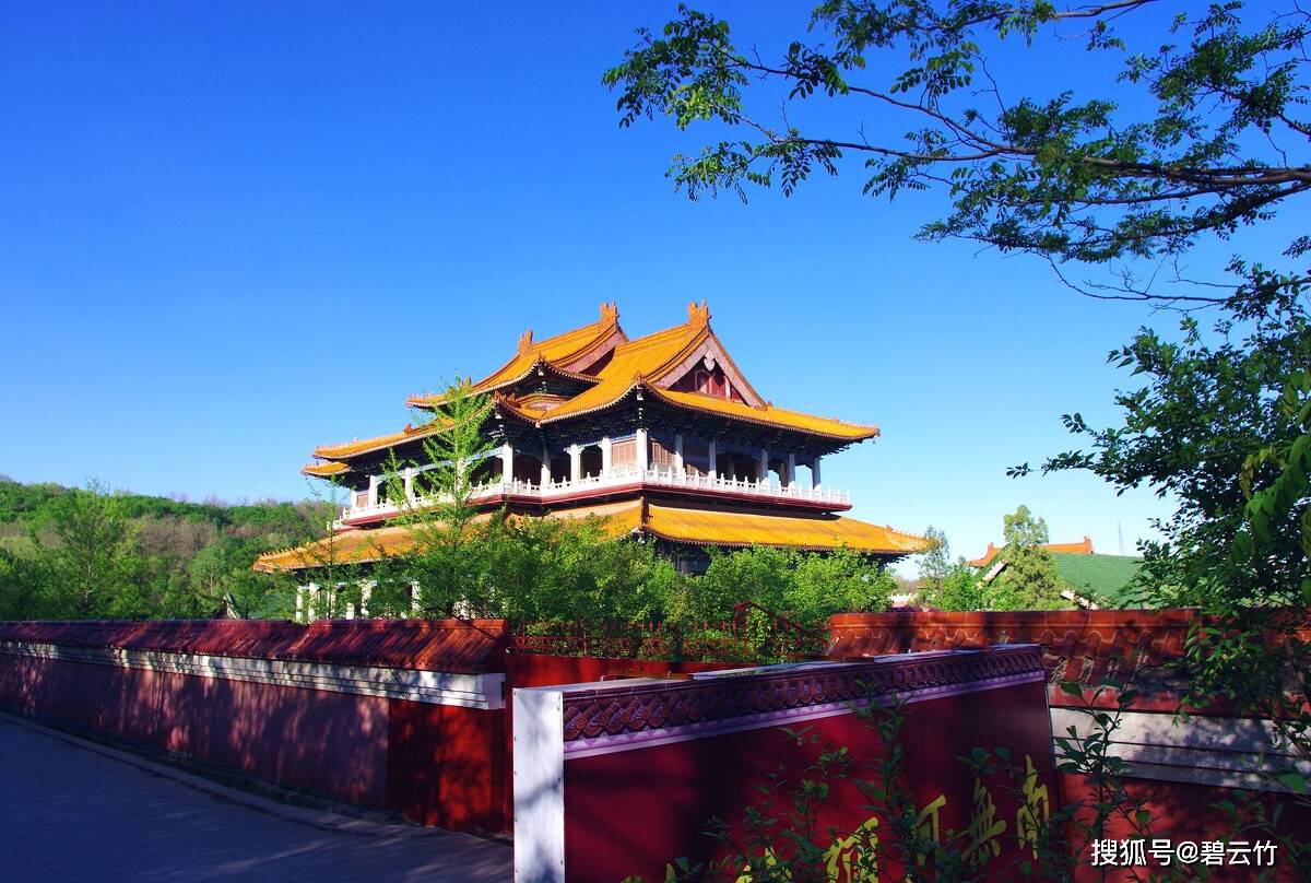 天下第一玉佛,指的是辽宁鞍山的世界第一大玉佛,位于鞍山玉佛山玉佛苑