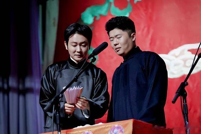 网友机场偶遇孟鹤堂,周九良,二人穿着时尚,帅气造型引人侧目_演出