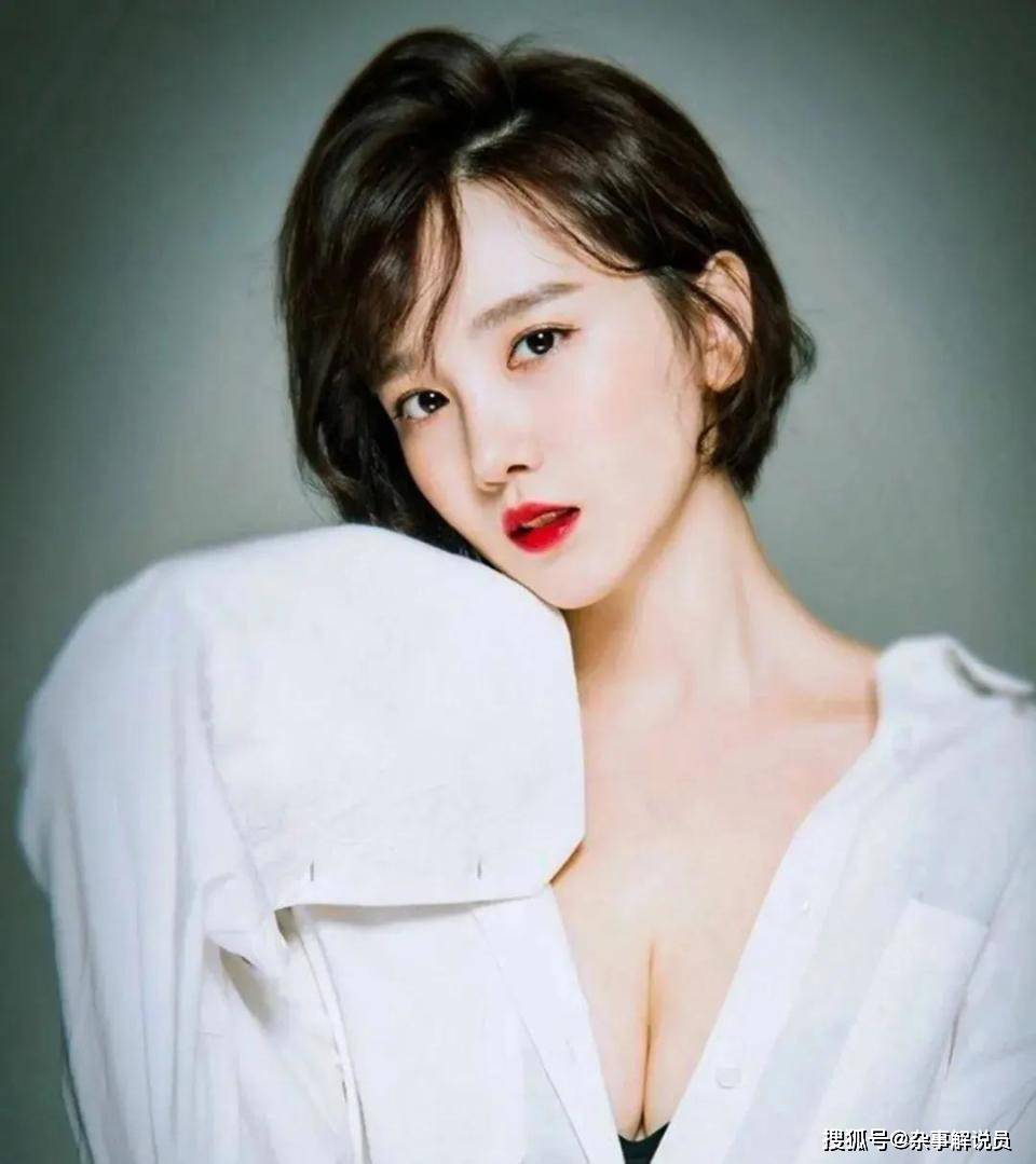 "惢心"陈小纭泳池边撑起上岸,连保守的连身泳衣都包