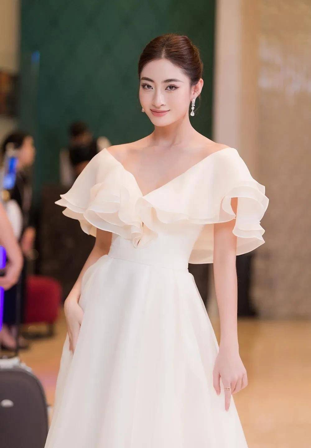 杜美玲,荧仙在越南首都聚会时炫耀性感,柔美的曲线