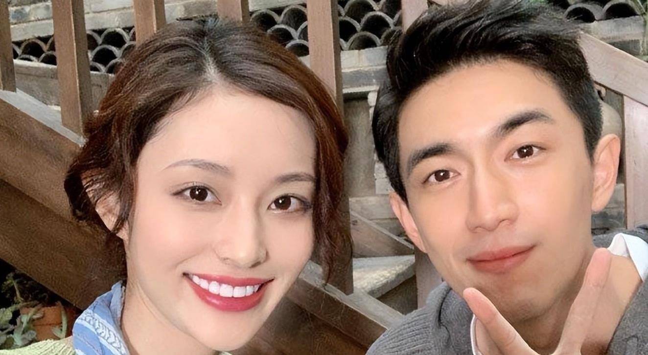 冯绍峰和盖玥希共进晚餐,两人的互动似曾相识和亲密