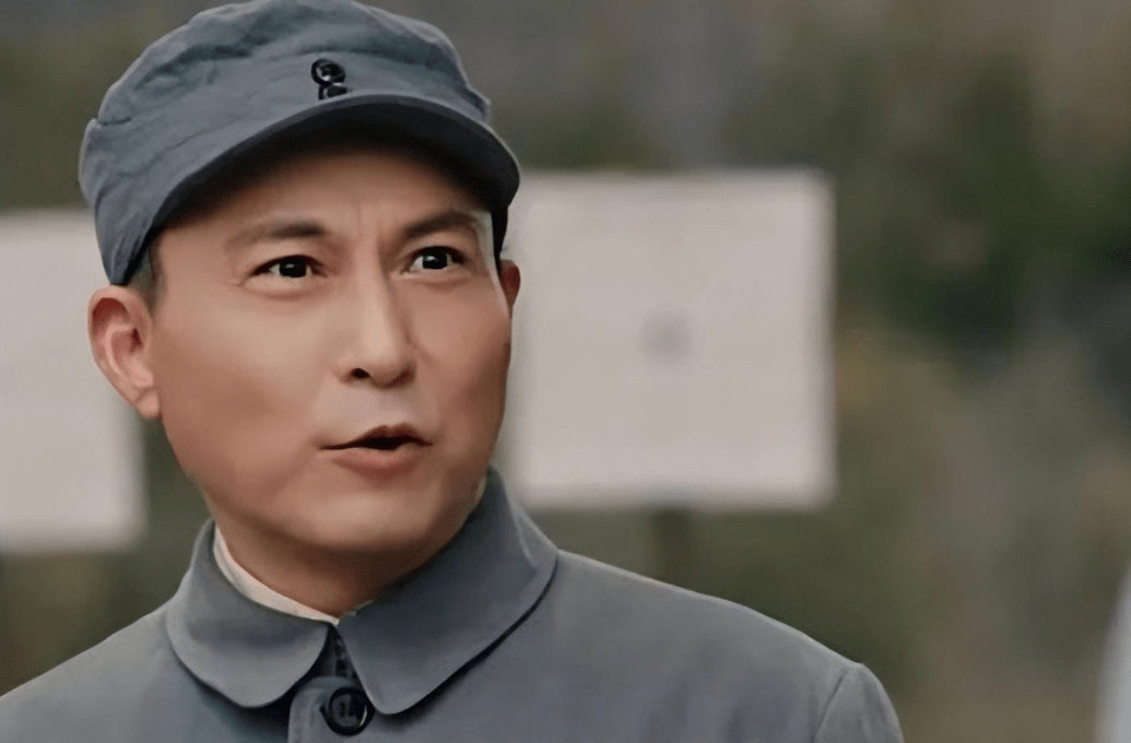 人间》接连几部大戏在电视播出,他饰演的"陈公傅"和"李克农"深入人心