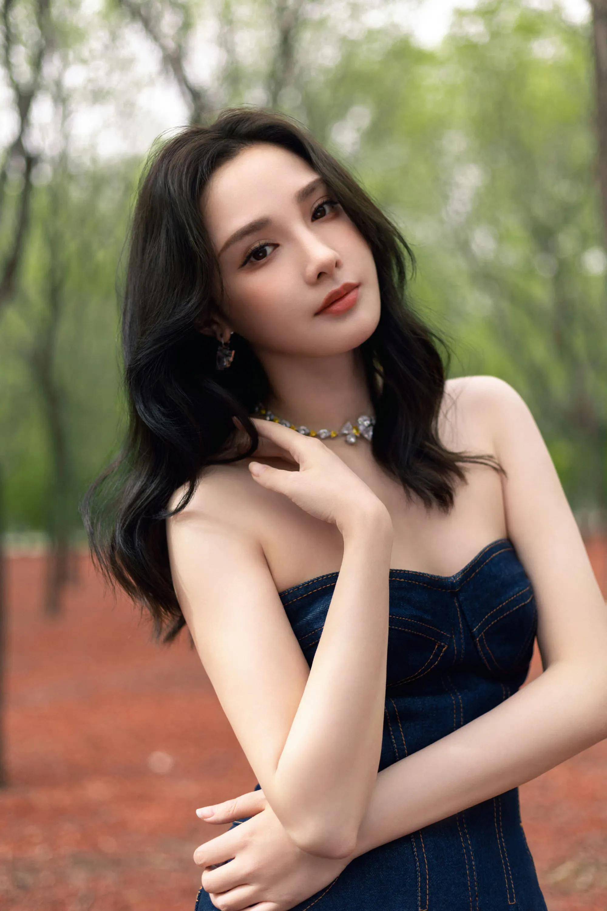 彭小苒晒踏春美照 穿牛仔抹胸裙肤白如雪 身材丰满性感_作品_花边