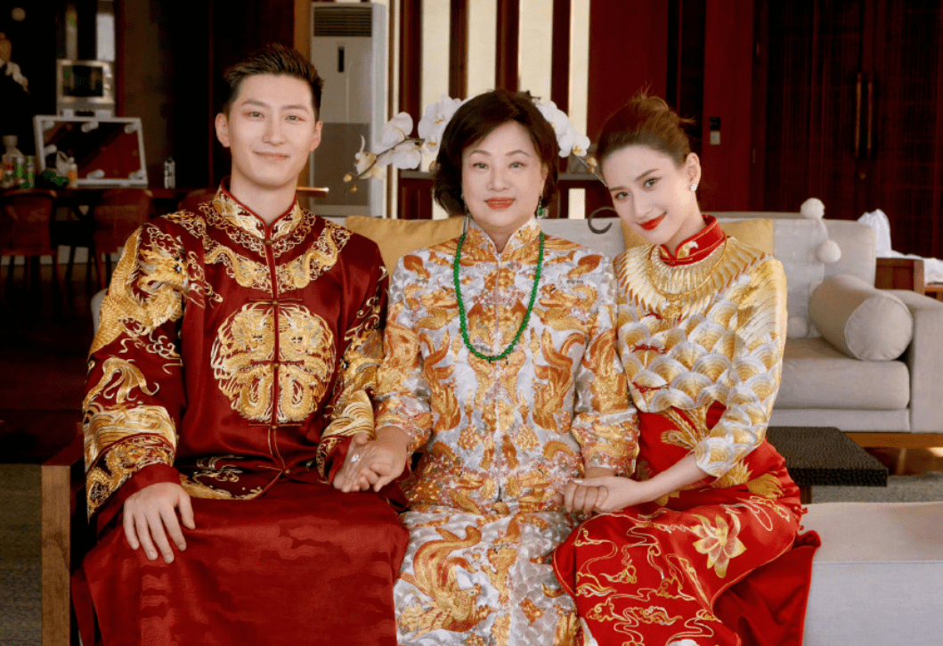 何超莲大婚,全家人被带上热门,窦骁妈妈气质好,奚梦瑶忙辟谣_婚礼_带