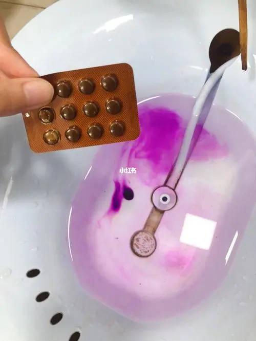 然后放入半片的高锰酸钾,等他们充分的融化之后坐浴15分钟左右