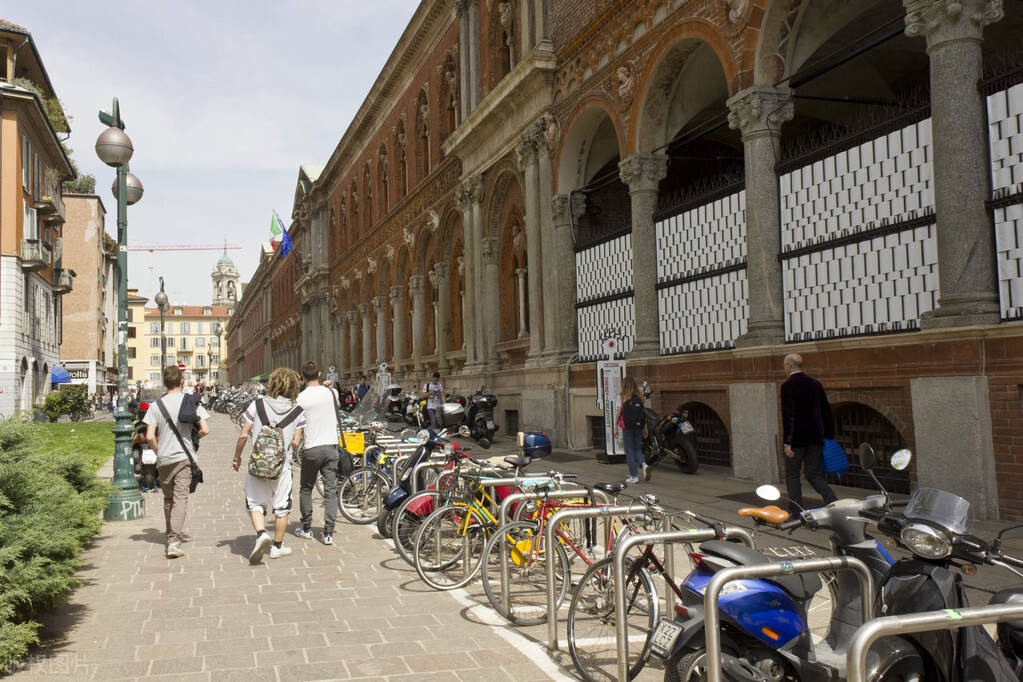 很多人并不了解英国的学习,英国留学本科挂科可以软挂(condonement)