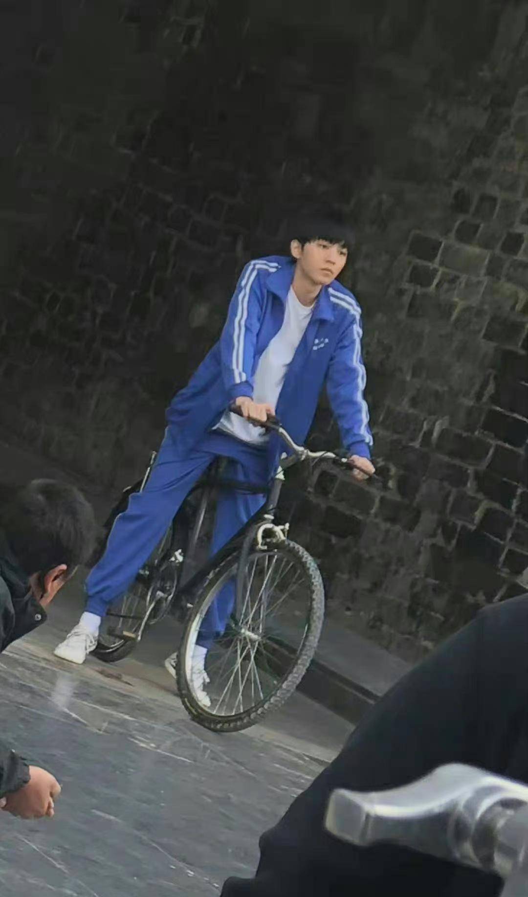 王俊凯骑自行车大合集,是飞扬的发丝与青春的气息_李淑昕_少年_重庆