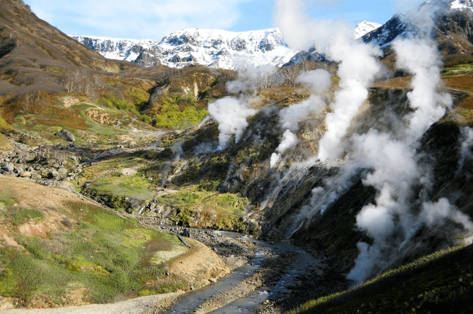 2 加州的長谷火山口在1980年曆史性噴發之前,聖海倫斯火山呈圓錐形