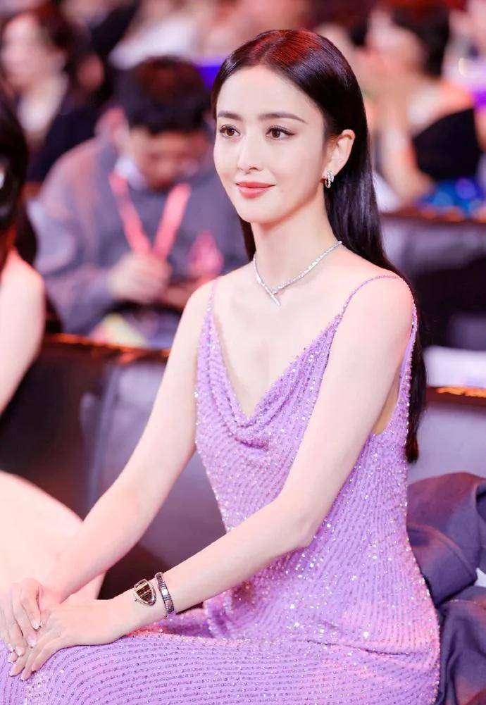 微博之夜,佟丽娅被顶流85后小花毁掉,借助迪士尼少女装成功逆转_杨幂