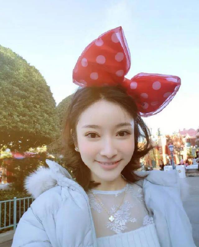 女子李璐茜也是一个演员,虽然名气不大,但是长相甜美,气质卓然,更是和