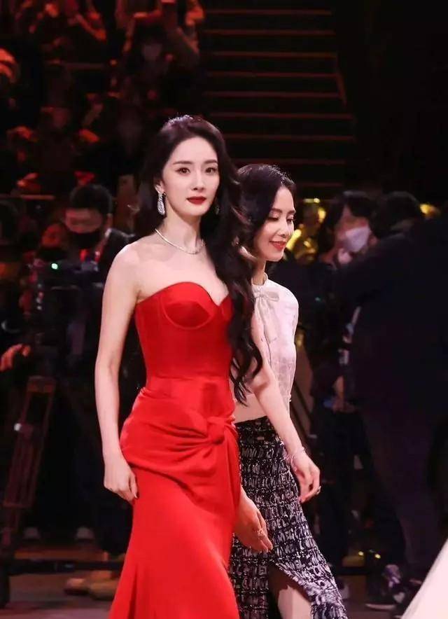 当杨幂和刘诗诗同框,终于明白了身材在气质面前不值一提_造型_耳环