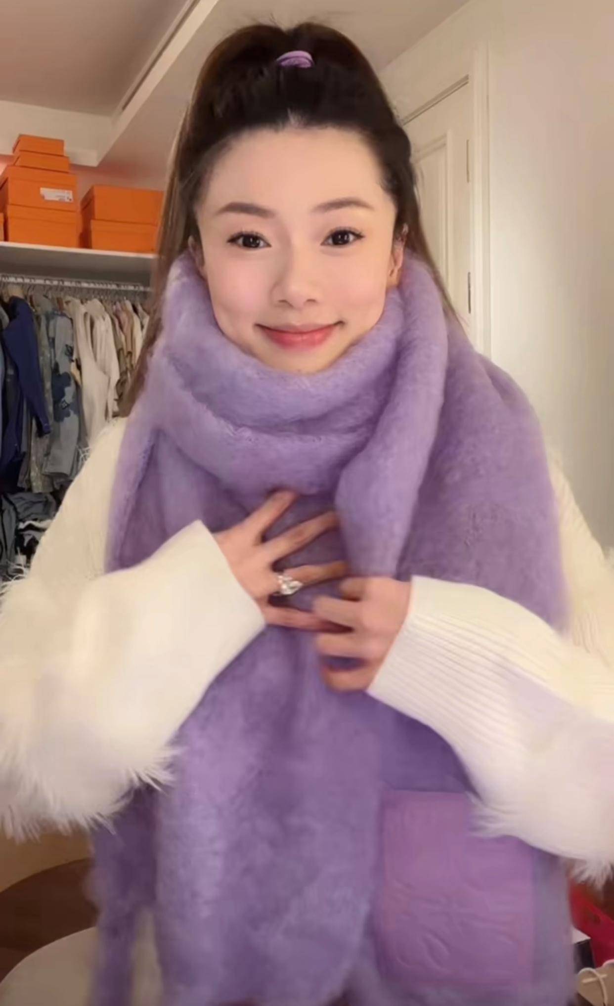 素颜状态下,依稀能够看出比产前清瘦了不少,而且肚子也没有之前那么大